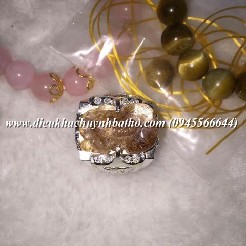 Nhẫn tỳ hưu thạch anh tóc nâu bọc bạc