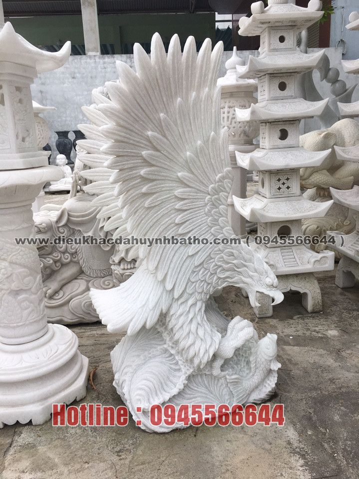 Tượng đại bàng đá tại Non Nước
