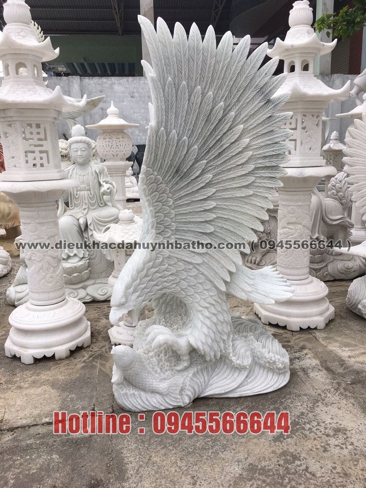 Tượng đại bàng đá tại Non Nước