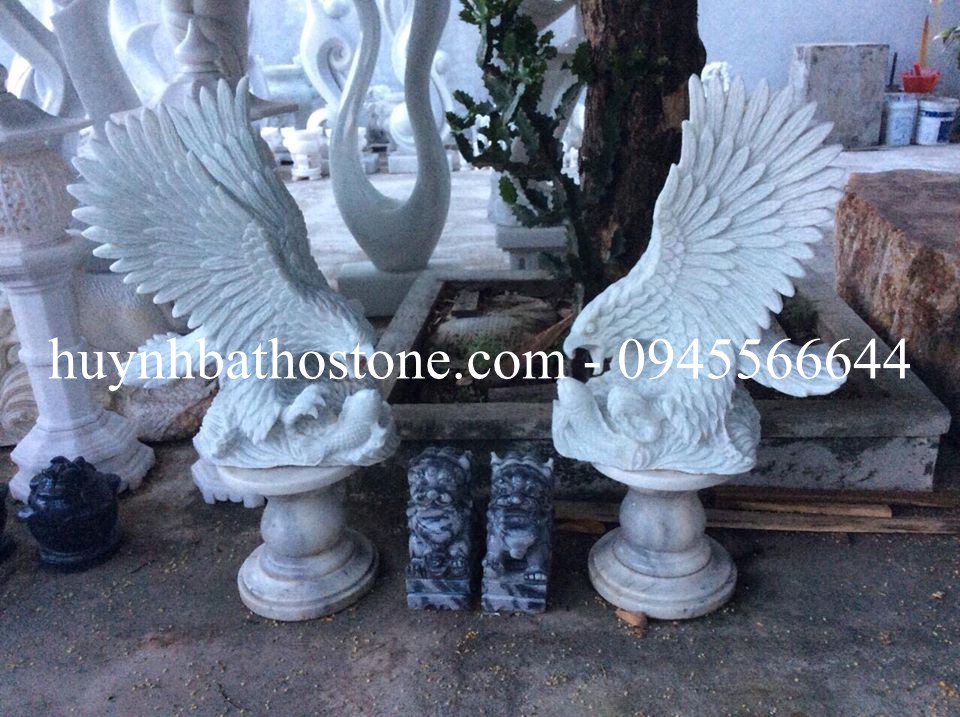 Tượng đại bàng đá nguyên khối