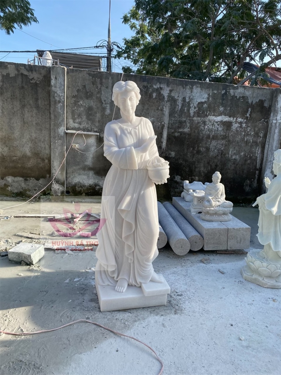 tương cô gái bằng đá 